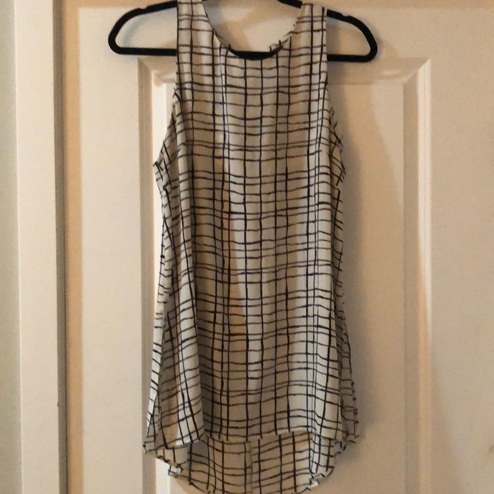 ❤️3/$25 ASTR black and white patterned sleeveless blouse